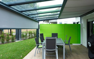 Rechtzeitig an den Sonnenschutz denken. Jetzt Wärmeschutz-Screens, eine Markise oder Terrassendach aus Glas planen!