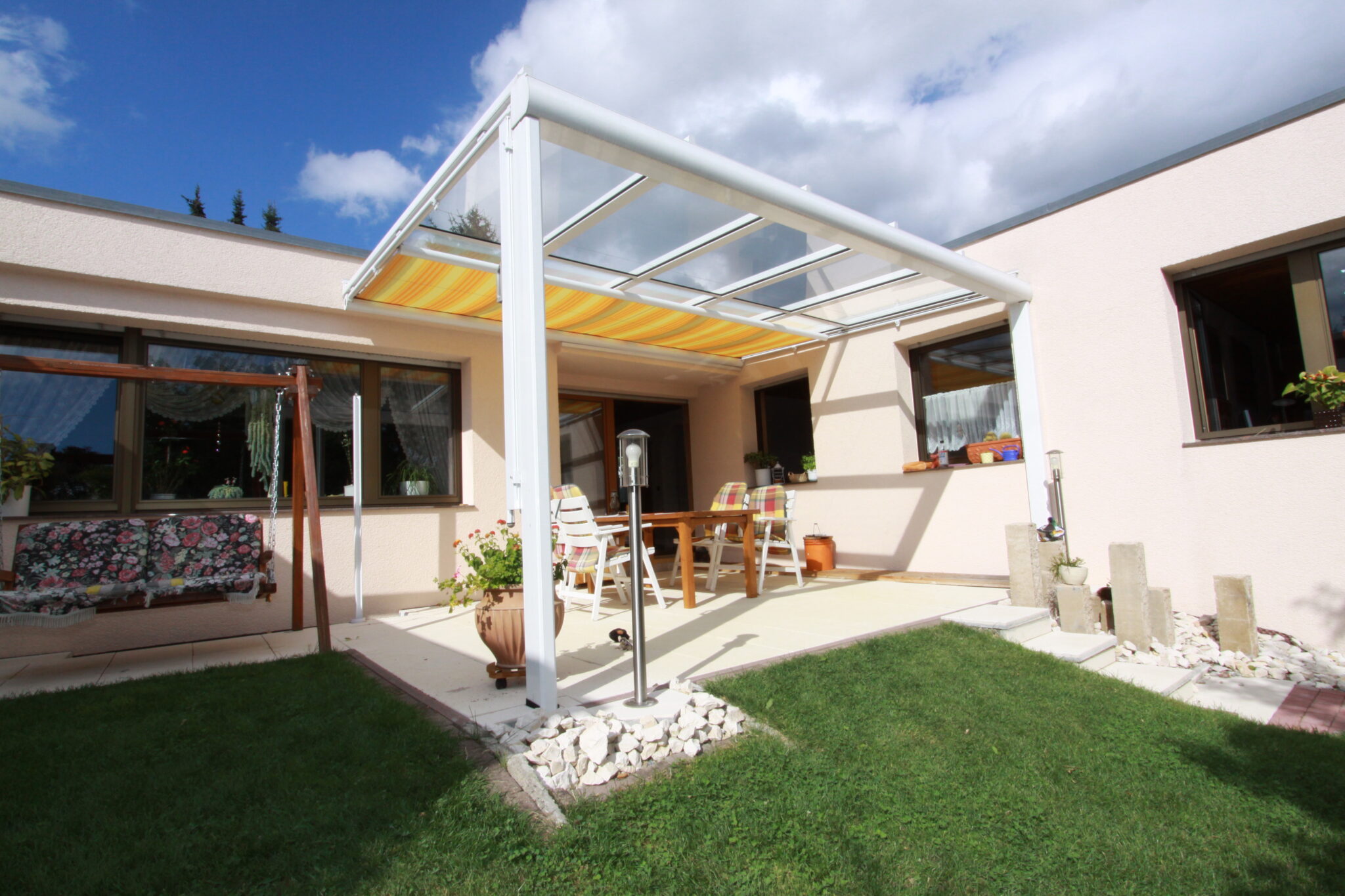 Sonnenschutz mit integrierter Unterglasmarkise Terrassenüberdachung aus Aluminium in 71296 Heimsheim