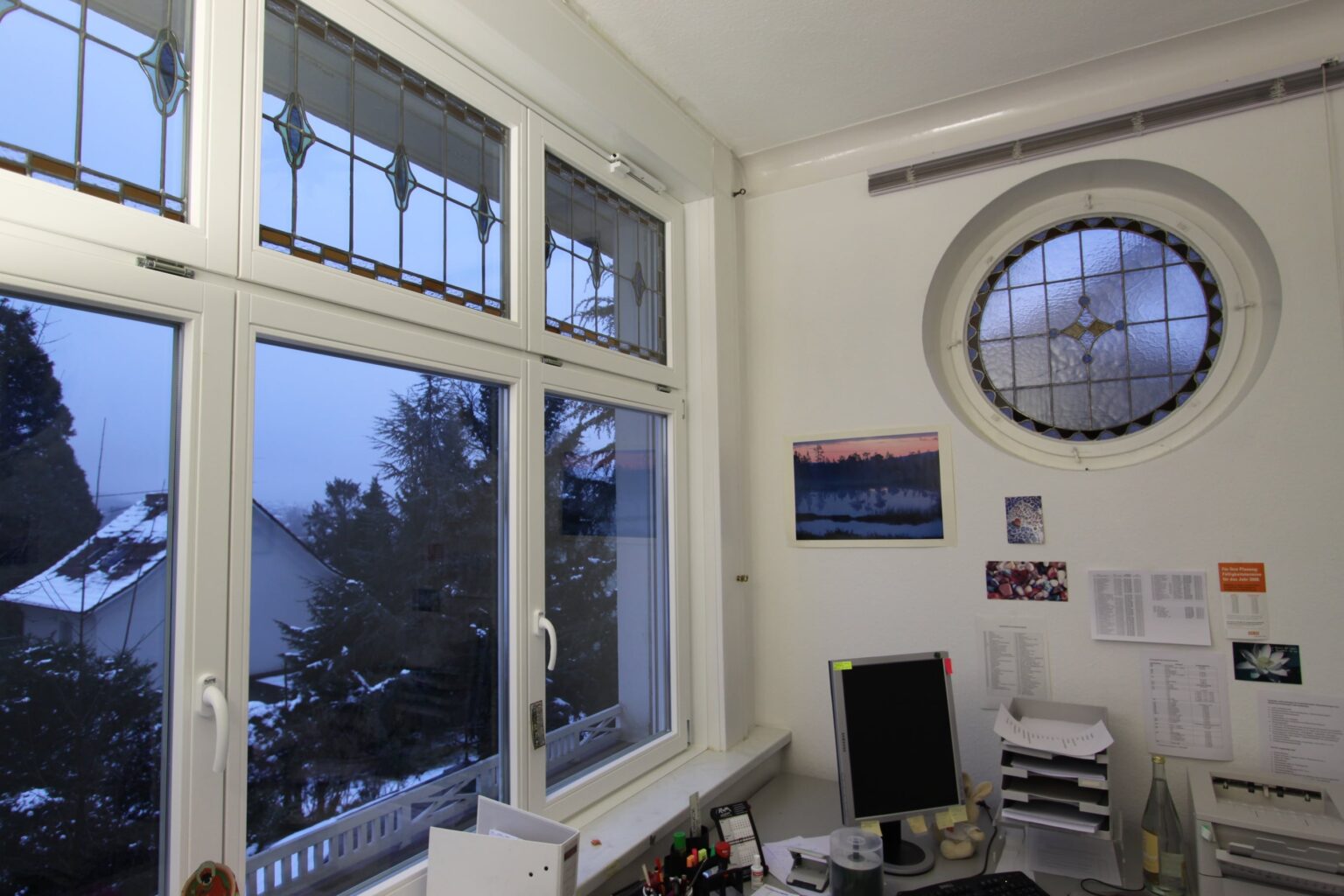 Denkmalschutz Holzfenster in Meranti weiß mit traditioneller Kunstverglasung in neue Wärmeschutzverglasung montiert_ Fenstertausch in Stuttgart Weil im Dorf