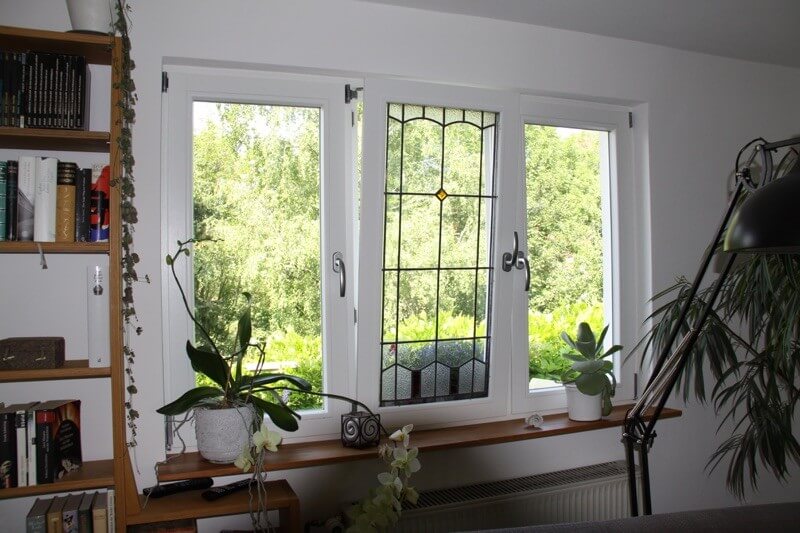 Fenster-aus-Holz-Esslingen-dreiteiliges-Element-mit-Bleiverglasung-Waermeschutzglas-KfW-Foerderung-Fenstergriffe-abschliessbar-Fenster-gesichert-vor-Einbruch