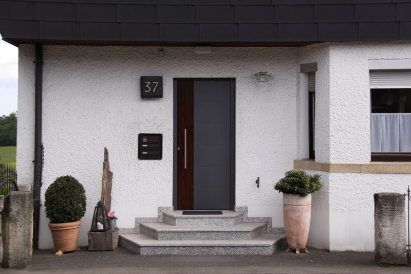 flaechenbuendig und fluegelueberdeckend Haustuere aus Aluminium flügelüberdeckende Haustüre aus Aluminium in 71065 Sindelfingen