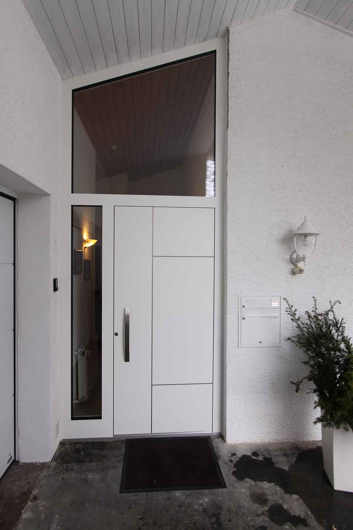Haustüre mit Seitenteil und Oberlicht maßgefertigte Haustüre in 71034 Böblingen Rauher Kapf