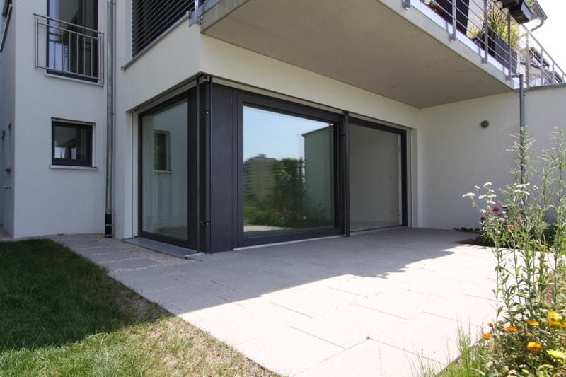 Hebeschiebetuere-Preise-richten-sich-nach-Ausfuehrung-Kunststoff-mit-Aluminium-Aussenschale-3-Scheiben-Waermeschutzglas-uns-Sicherheitsglas-Böblingen-Tannenberg