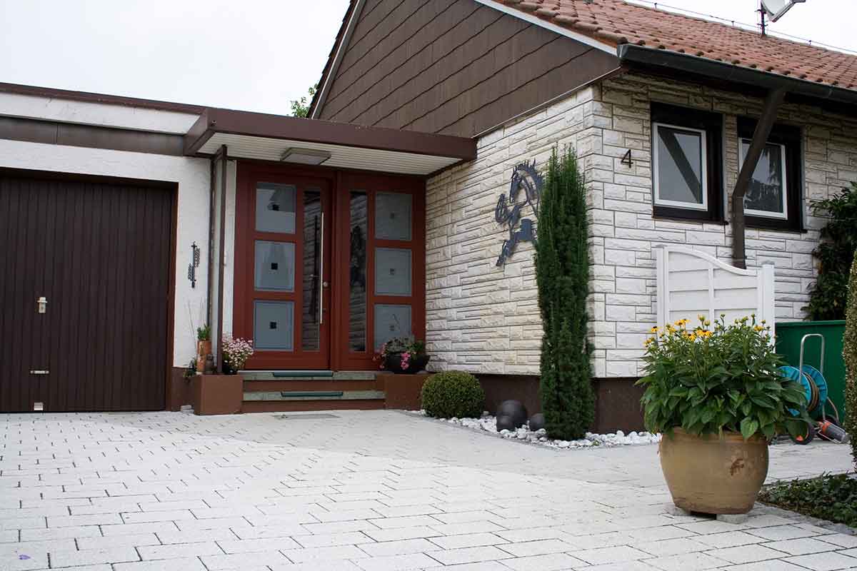 Haustüre mit viel Glas für viel Licht Haustüranlage mit sandgestrahlten Gläsern in 71116 Gärtringen