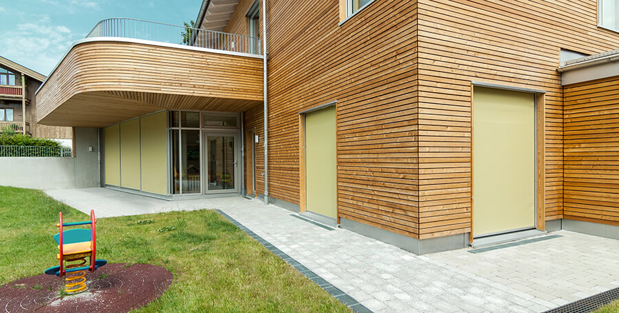 Haus mit Holzfassade und gelben ZipScreen als Sonnenschutz an den Fenstern in 71093 Weil im Schönbuch