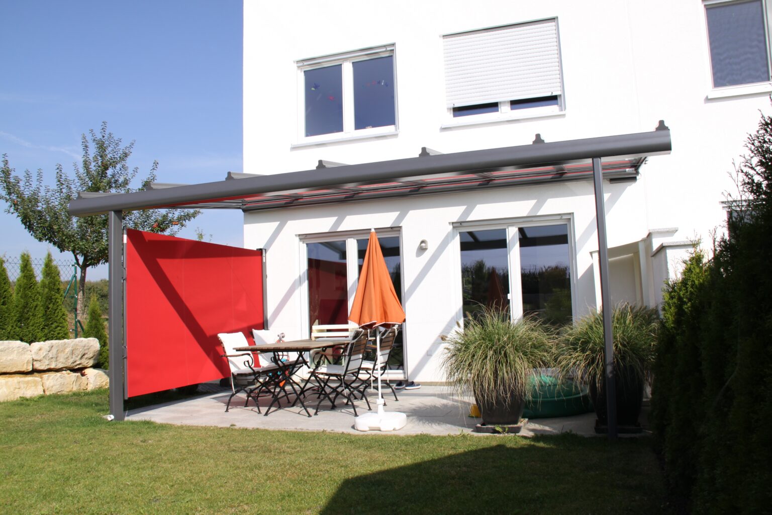 Terrassenüberdachung in 71083 Herrenberg Terrassenüberdachung in anthrazit mit flexibler Seitenmarkise in 71083 Herrenberg
