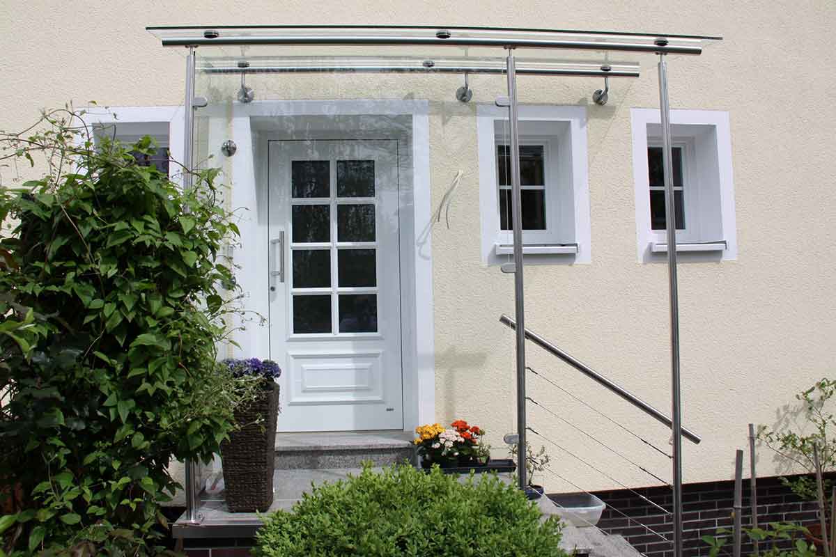 Aluminiumhaustüre mit Vordach Vorbau Sprossentüre mit Sprossenfenster und Vorbau aus Edelstahl in 71063 Sindelfingen