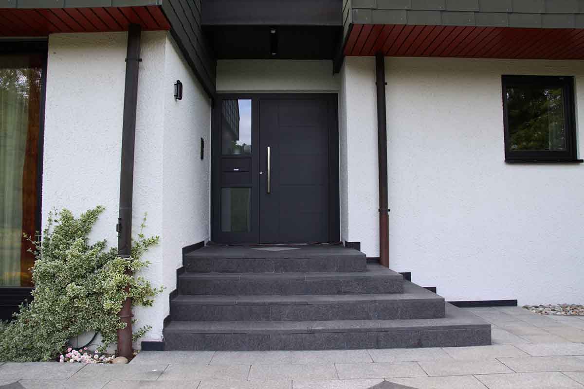 Haustüren anthrazit mit Seitenteil und Briefkasten Designhaustüre aus Aluminium maßgefertigt in 71263 Weil der Stadt Schafhausen