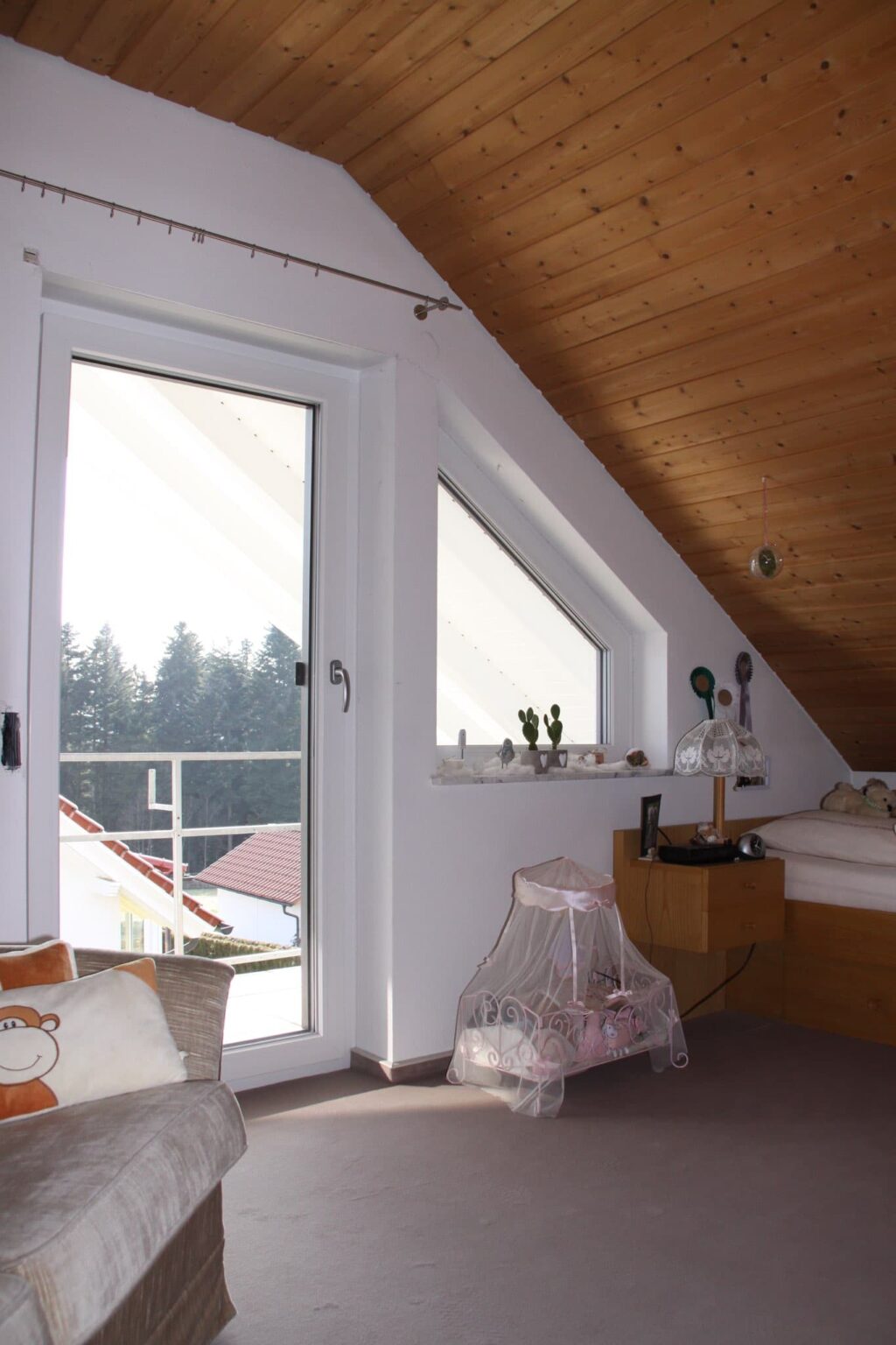 anspruchsvoller Fensterbau mit schraegen Elementen