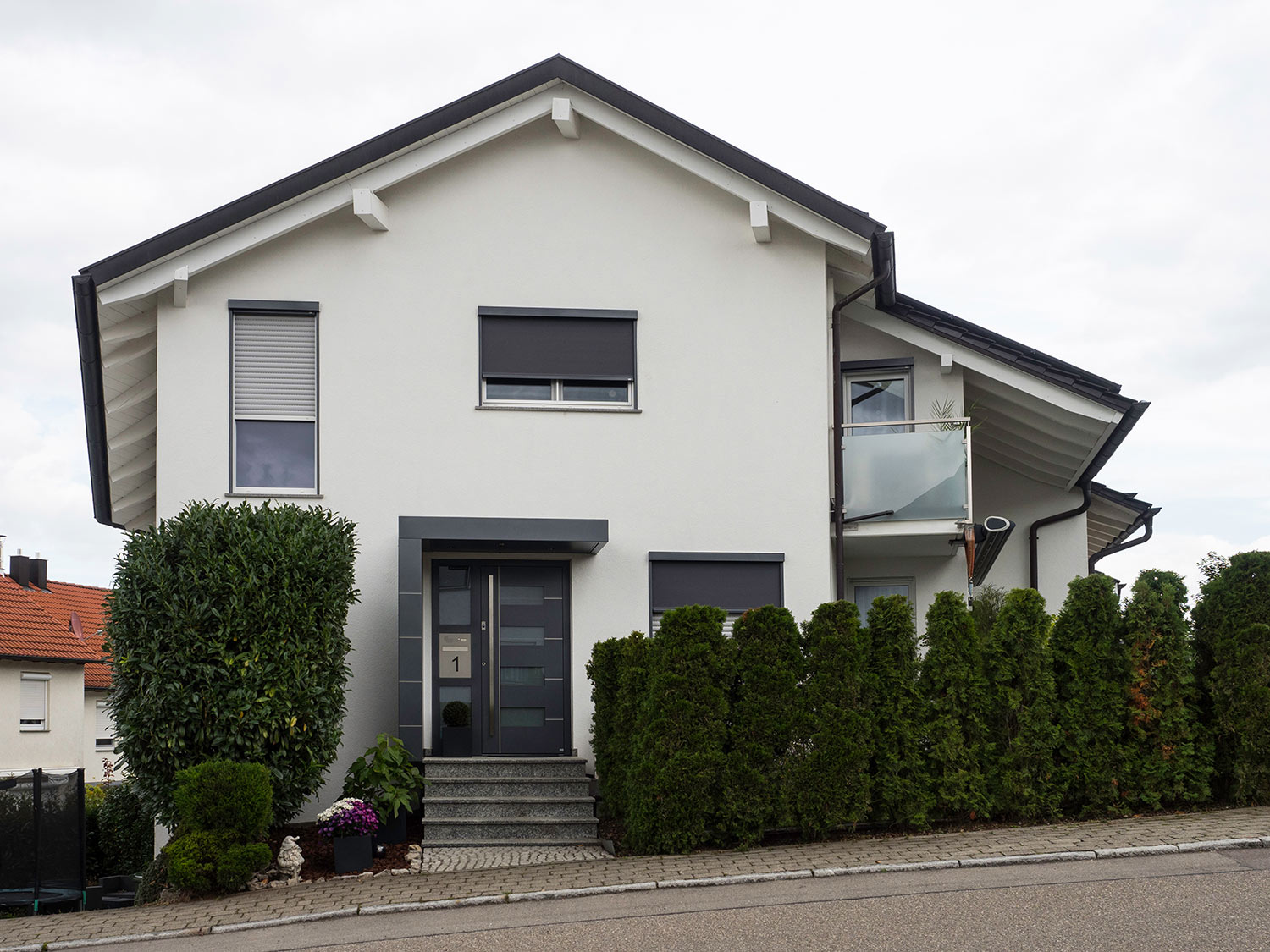 Außenansicht Türe und Fenster mit Rollladen & Screen Außenansicht Türe und Fenster mit Rollladen & Screen
