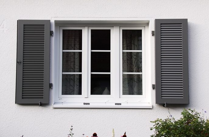 Sprossenfenster mit Klapplaeden