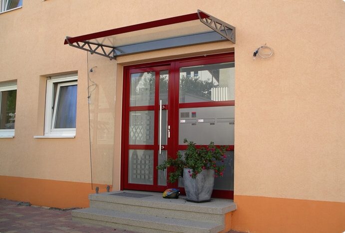 Haustüre mit Vordach für Hauseingang in 71069 Sindelfingen