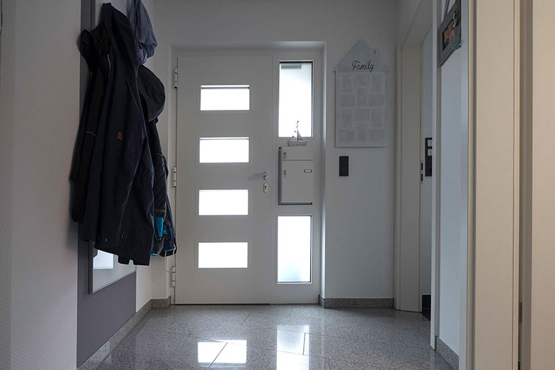 Heller Hausflur durch viele Fenster mit Sichtschutz Alu Haustüre mit Fenster kaufen